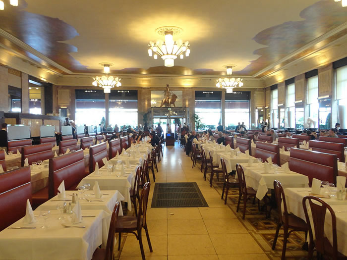 Grande salle dans la Brasserie Georges à Lyon